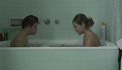 León y Olvido chapoteando en la bañera