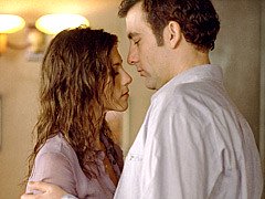 Clive Owen y Jennifer Aniston en Sin Control