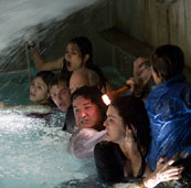 Pasajeros del Poseidón buscando una salida