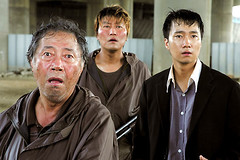 difícil decir cual de los tres es más tonto