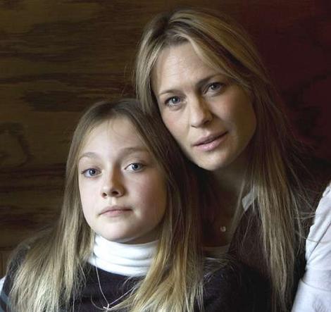 Dakota Fanning y Robin Wright Penn