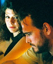 Matt Dillon y Marisa Tomei en la barra de un bar en Factótum