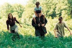 Fugitivos Odile Yvan y sus dos hijos huyendo