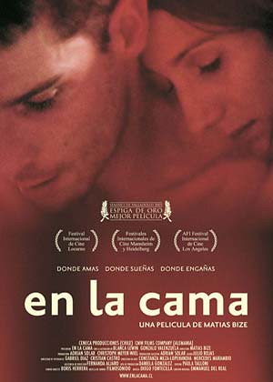 En la cama cartel película chilena