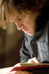 Walter Sparrow leyendo el número 23