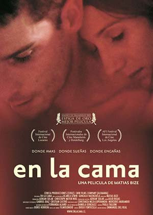 En la cama cartel película chilena