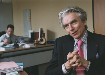 La juez en acción tomando declaraciones