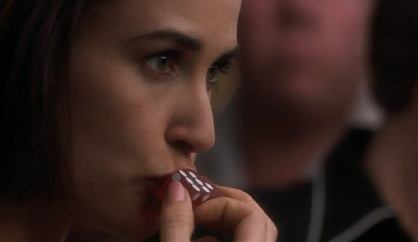 Demi Moore besando dados en una proposición indecente