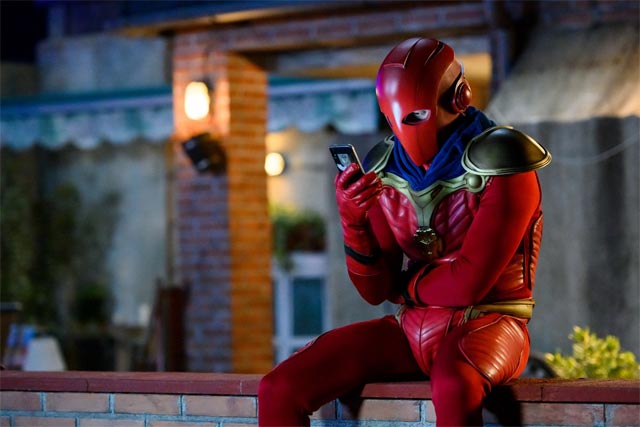 el vecino superhéroe en la azotea