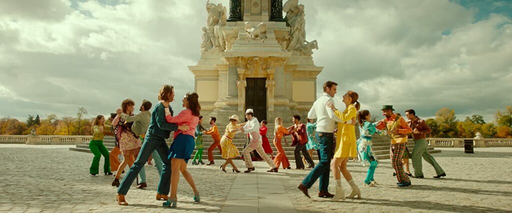 Bailando las canciones de Raffaella Carrá