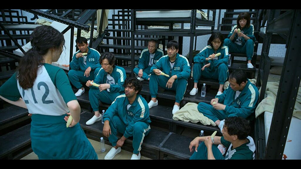 El grupo de personajes de El juego del calamar con sus chandals verdes